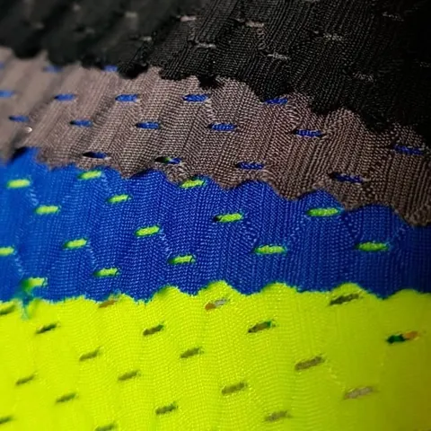 Muestras del textil Maglia en negro, gris, azul y amarillo
